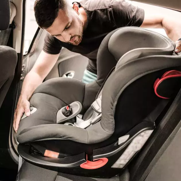 installer siège auto bébé voiture
